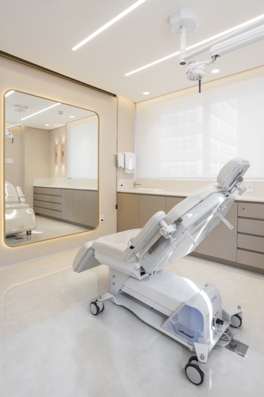 Sala de procedimentos da clínica, ampla e iluminada